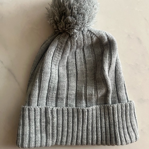 ⛄️ Michael Kors Gray Knit Pom Hat - Picture 3 of 5